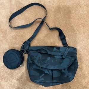 Like new Lululemon•festival bag black/grey cameo with pouch 🖤
